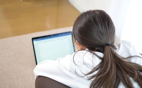 座るよりも腰がラク！ よつんばいソファ「YoTooN」Makuakeにて販売開始