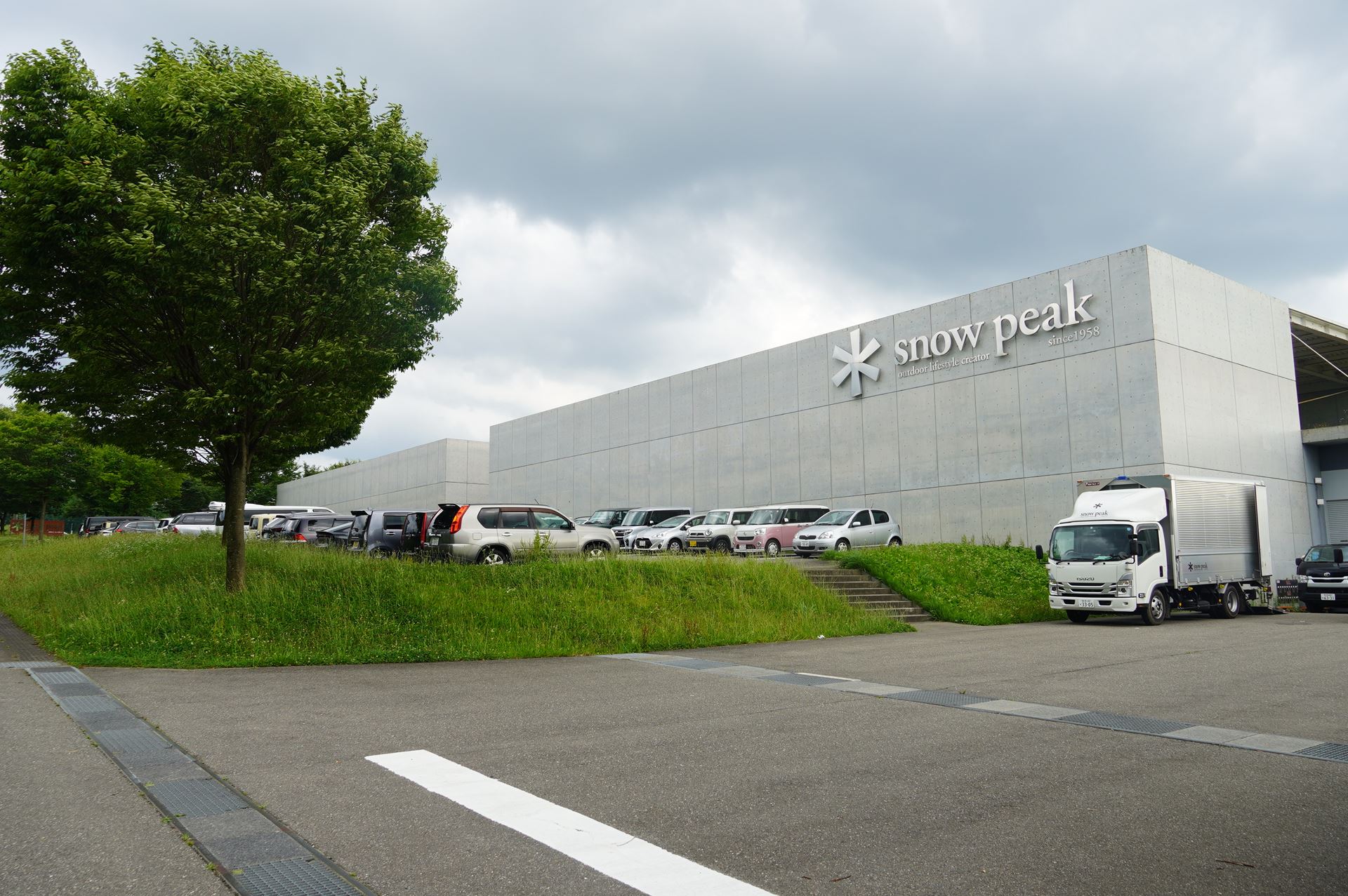 三条市のスノーピーク本社建物に隣接してキャンプフィールドがある。この建物が本社である