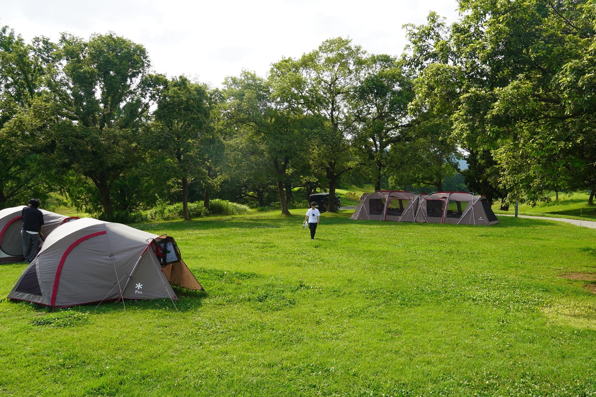右側のテントは、作業用スペース