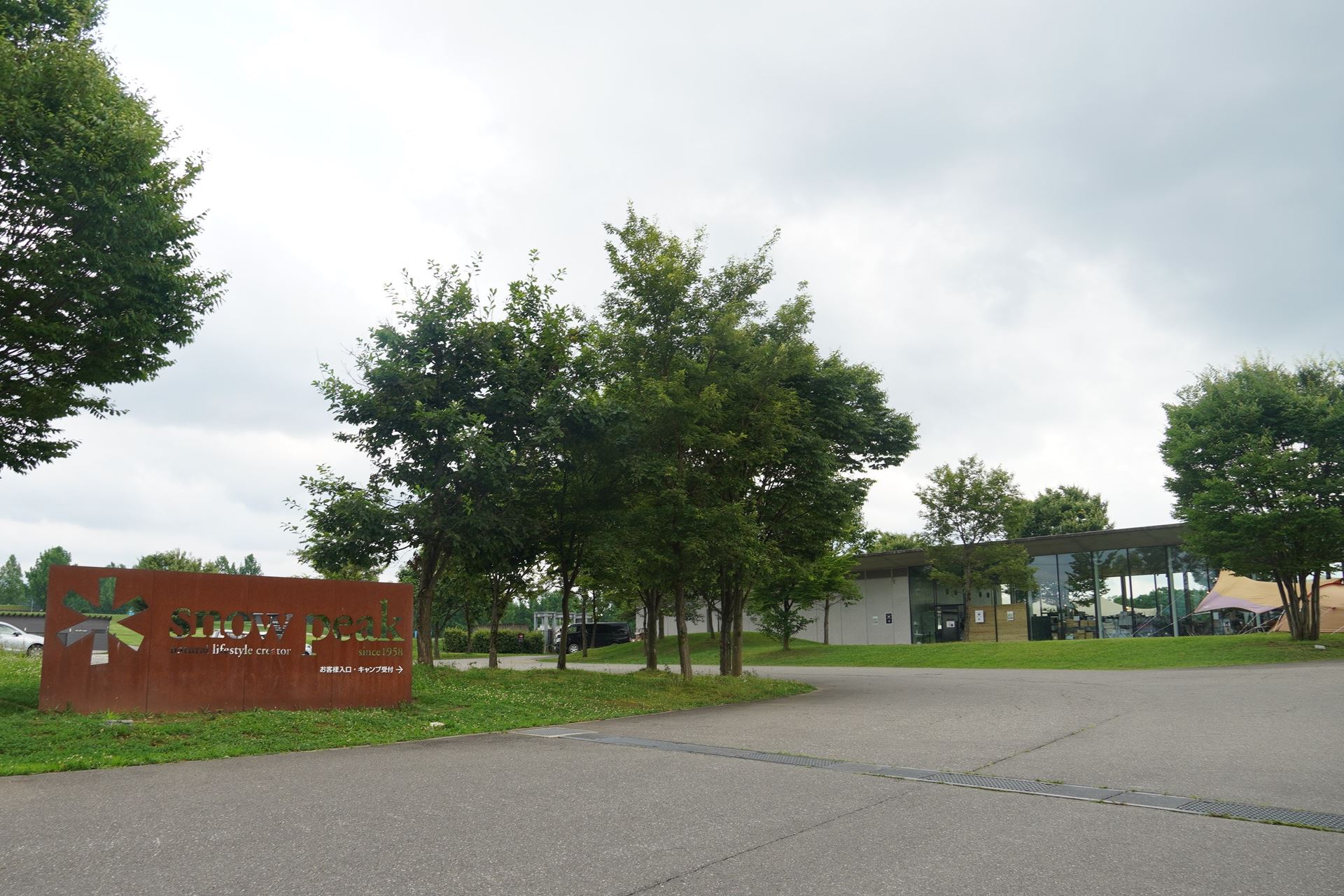 本社の奥にキャンプフィールド入口やストアがある