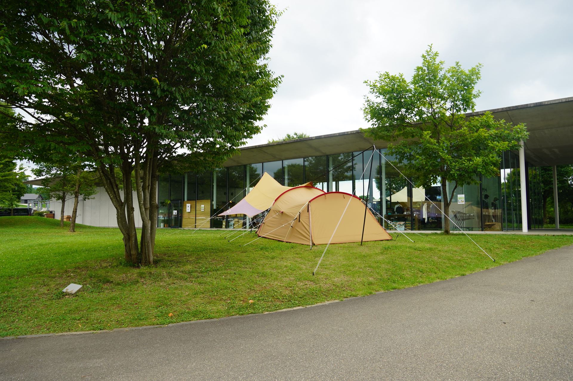 スノーピークストア。さまざまなアウトドアグッズが販売されている