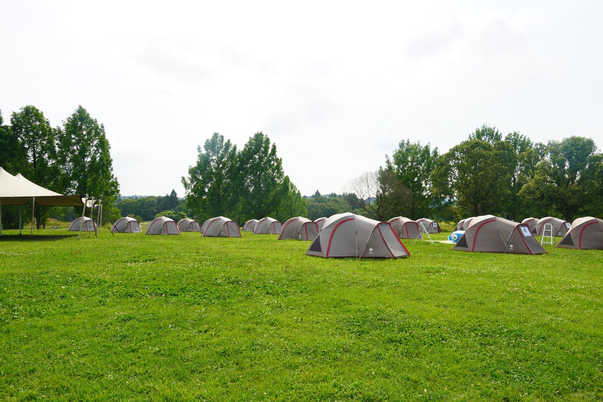 テントはあらかじめ張られていた