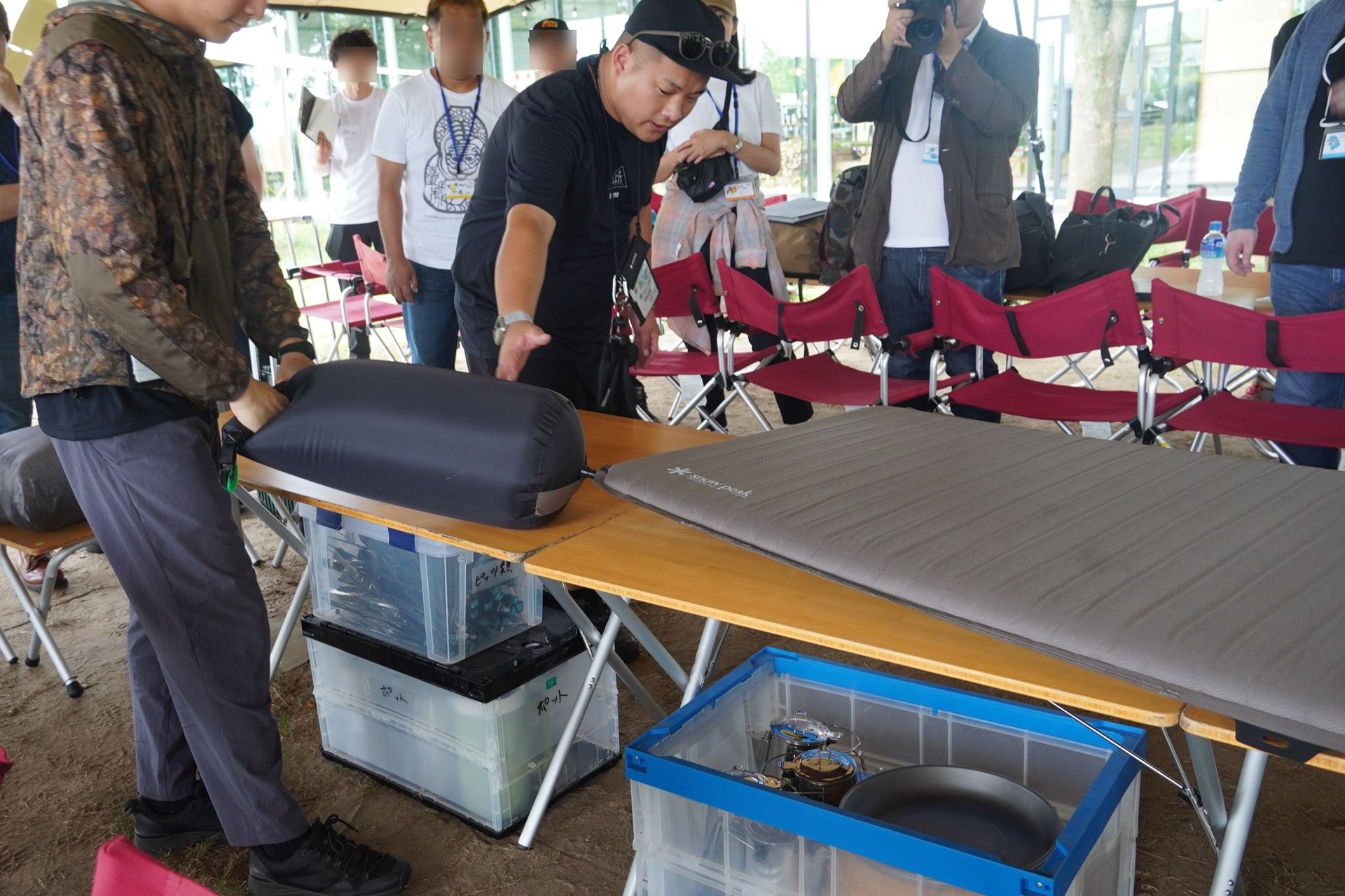 スノーピークの方によるマットレスへの空気入れの実演。こちらは実際に各自で行なった