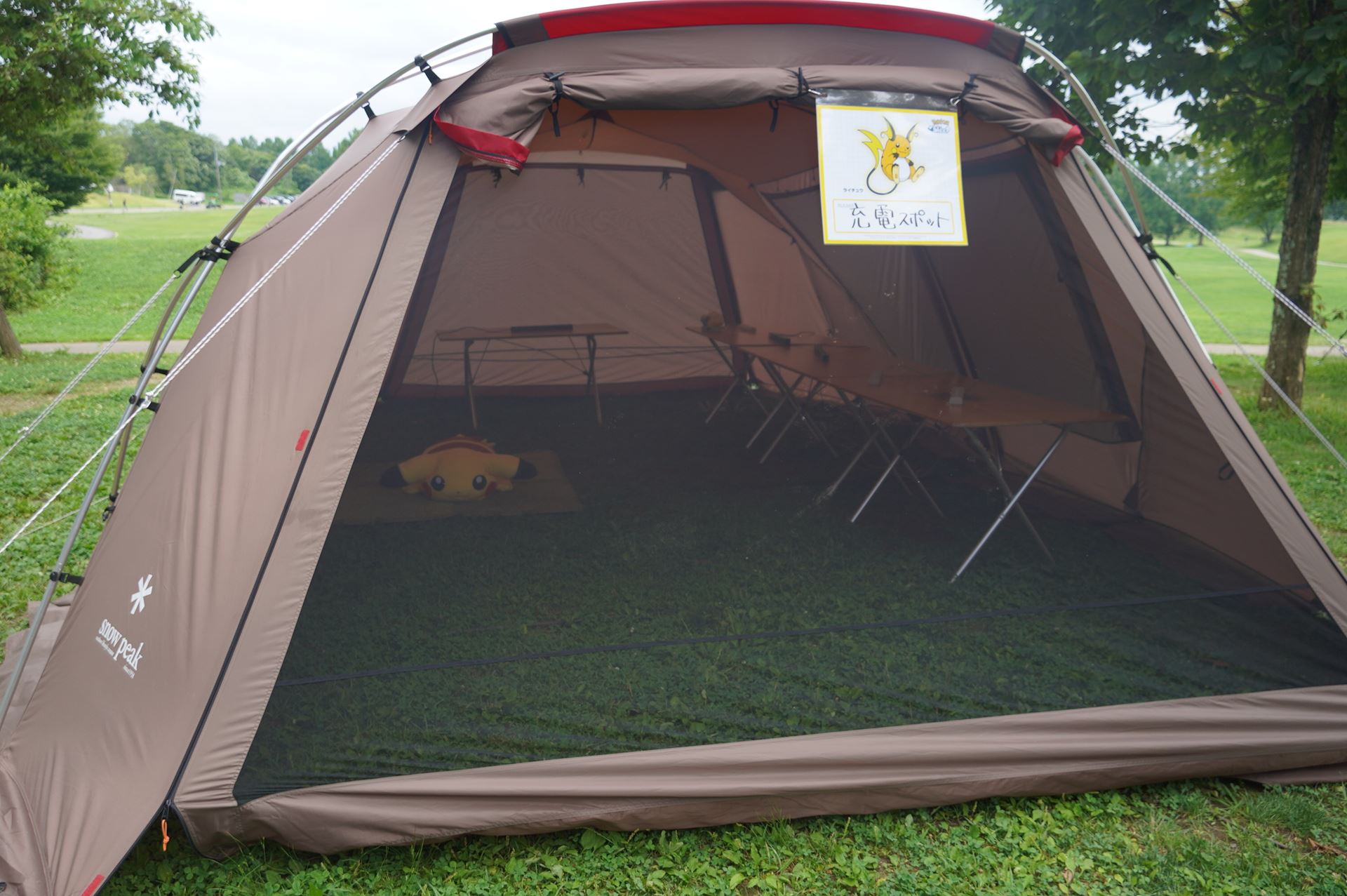 テント内では電源は使えないが、別途充電スポットが用意された