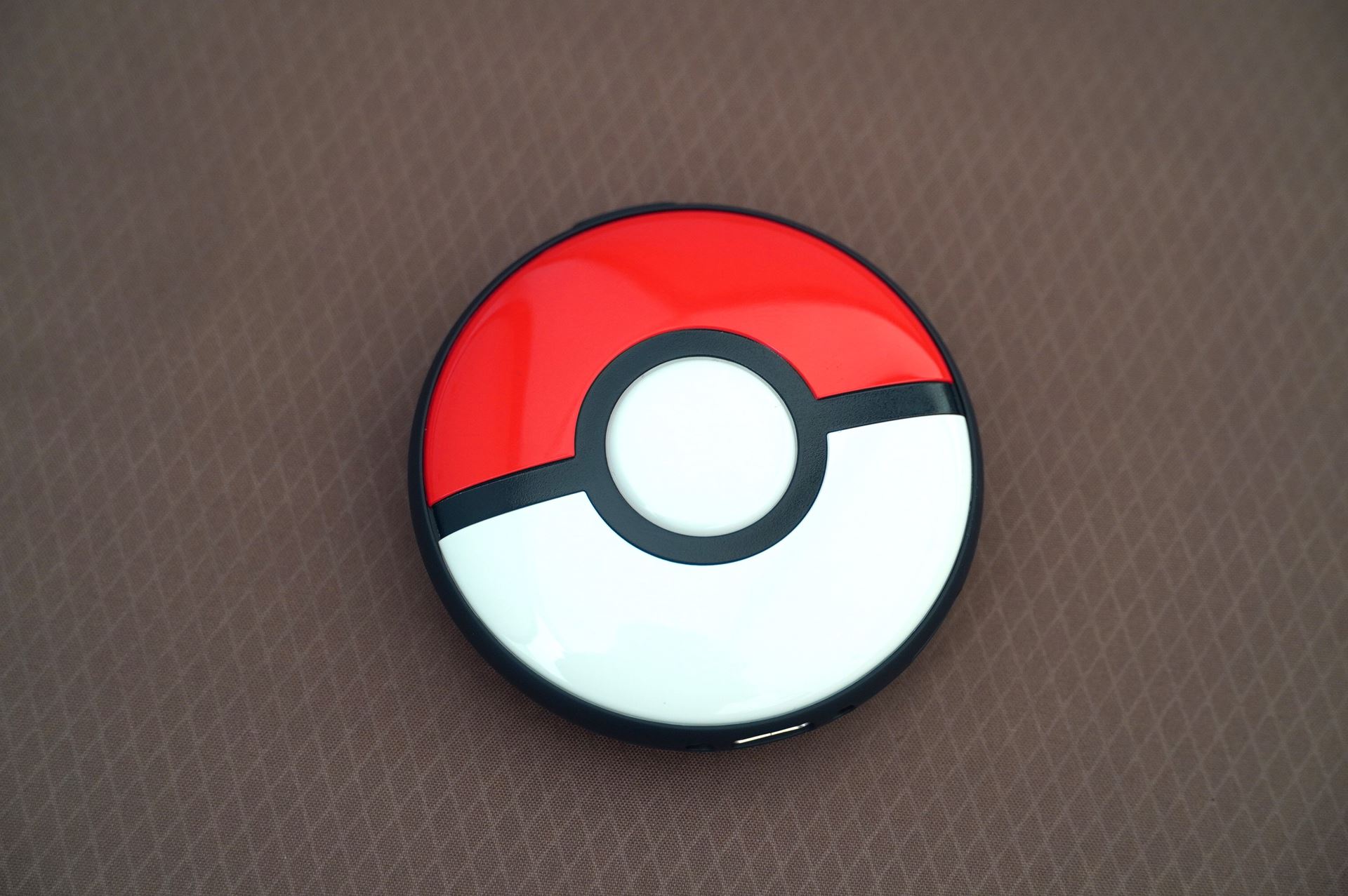 以前発売された「Pokemon GO Plus」よりサイズは大きくなっている