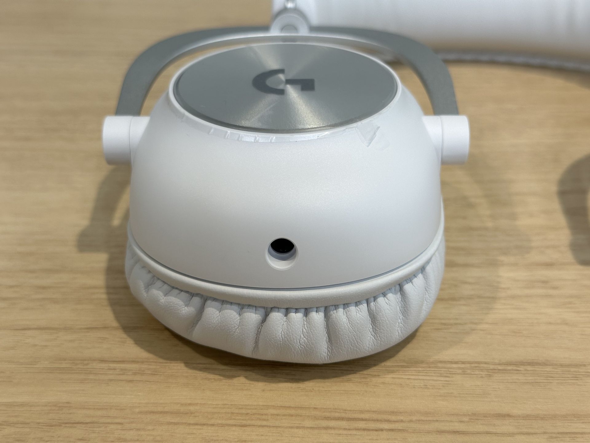 右カップには有線接続に使用する3.5mmポート