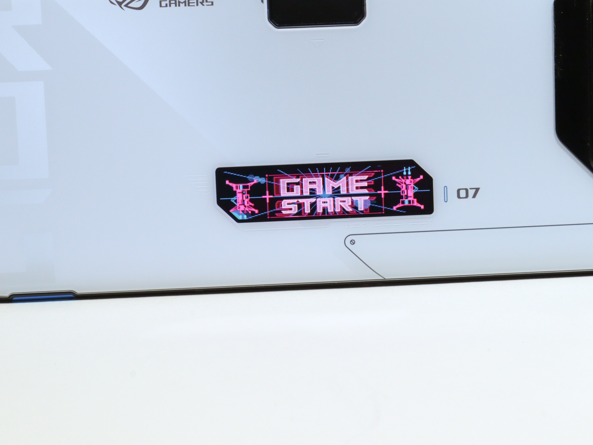 背面に横長の小型ディスプレイ「ROG Vision」を備える