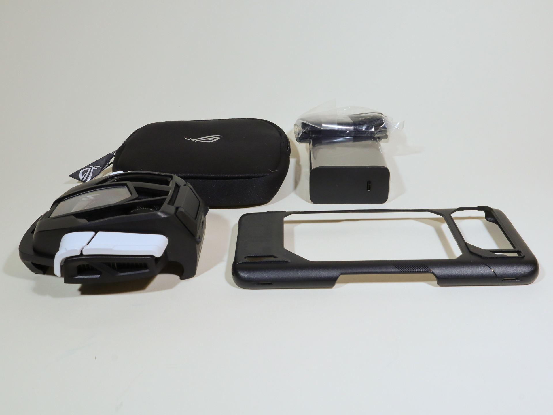 本体以外の付属品「AeroActive Cooler 7」が標準で付属するのが最大の特徴だ。「AeroActive Cooler 7」の持ち運びに便利な専用ケースも付属する