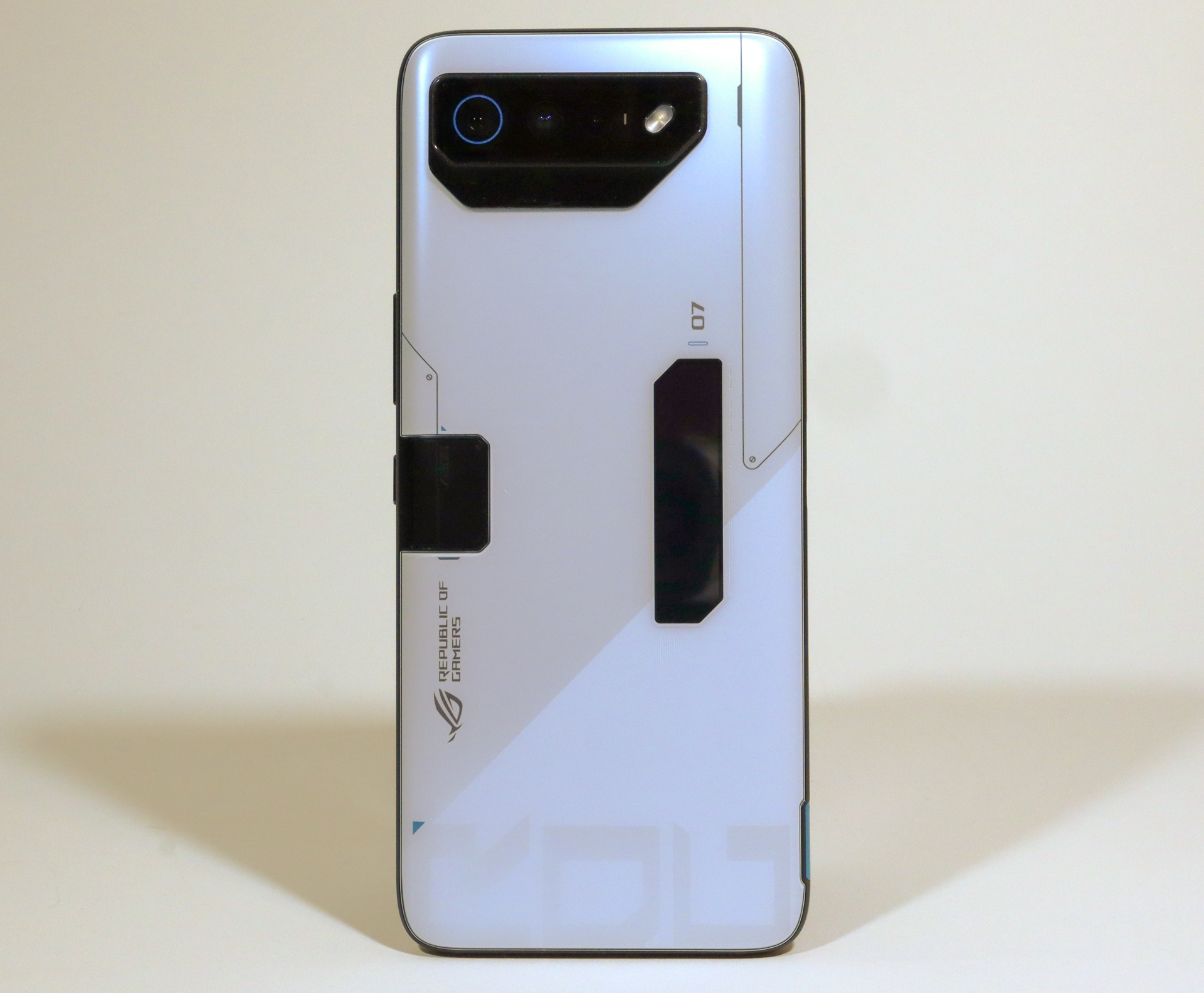 背面上部にはカメラを搭載、中央左側に電動で開閉するフタ「AeroActive Portal」、中央右寄りには横長の小型ディスプレイ「ROG Vision」を備える