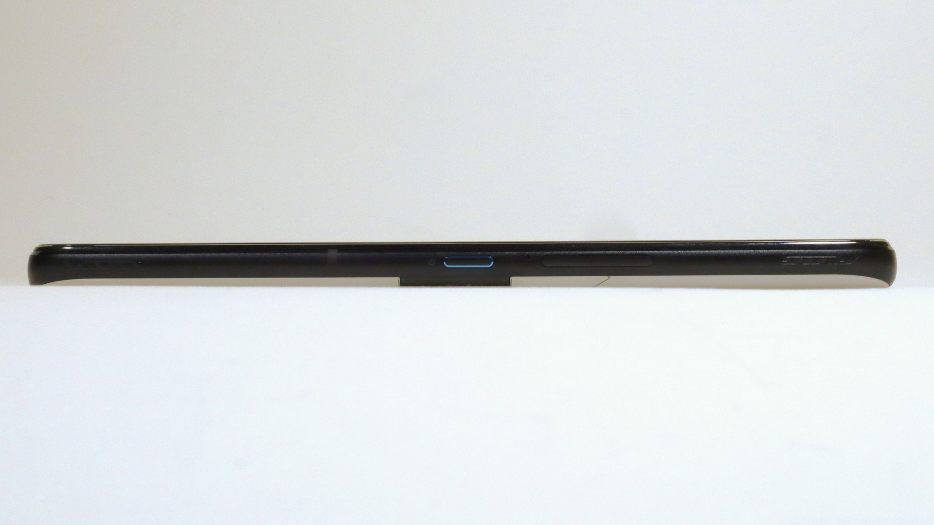 右側面。上下両端には超音波センサーで動作する疑似物理ボタン「AirTriggers」を備えるほか、中央には電源ボタンとボリュームボタンを備える