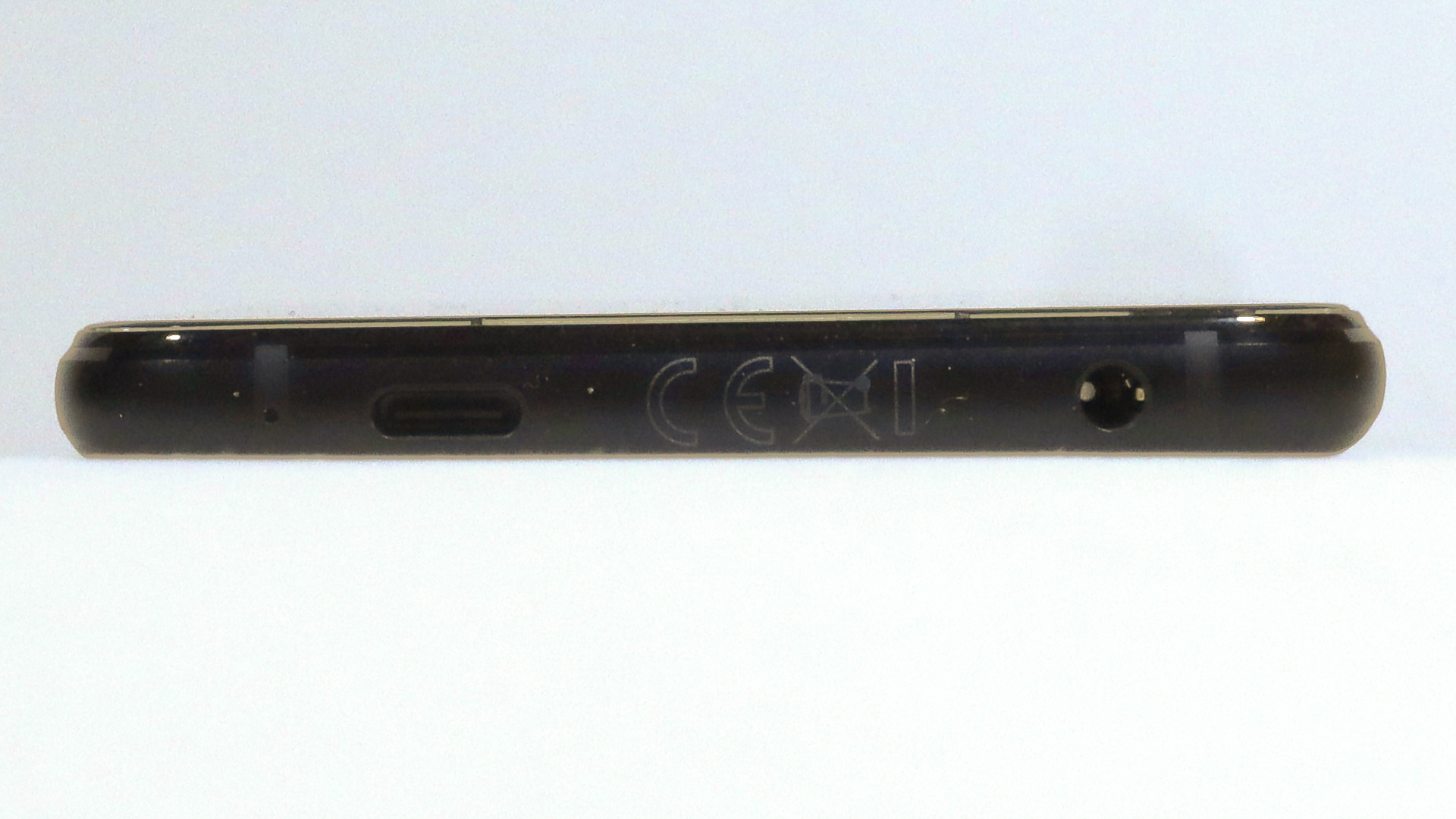 本体底面は右側にイヤフォンジャック、左側にUSB Type-C端子を備える