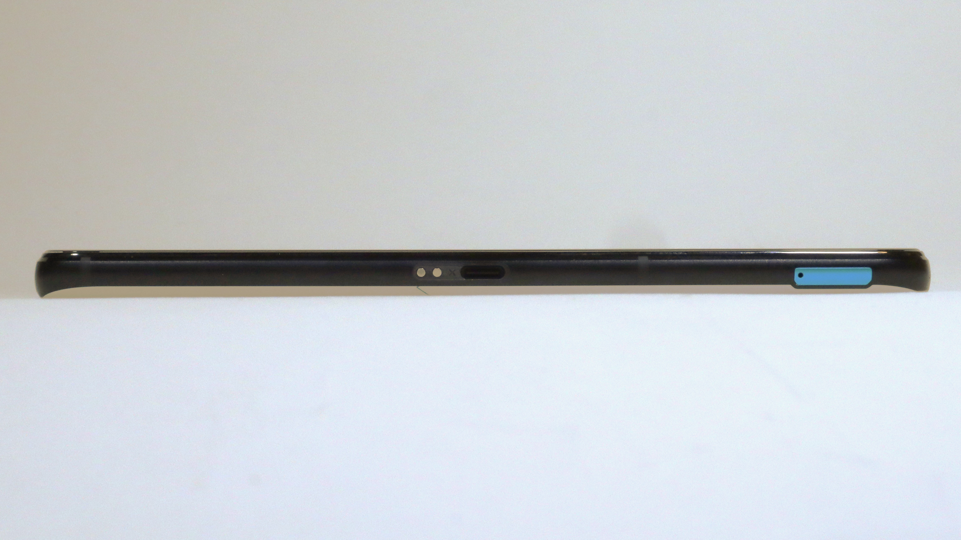 左側面には底面側にSIMスロット、中央にはUSB Type-C端子を備える。端子の横にある独自のポゴピンは「AeroActive Cooler 7」との接続に使用する独自端子だ