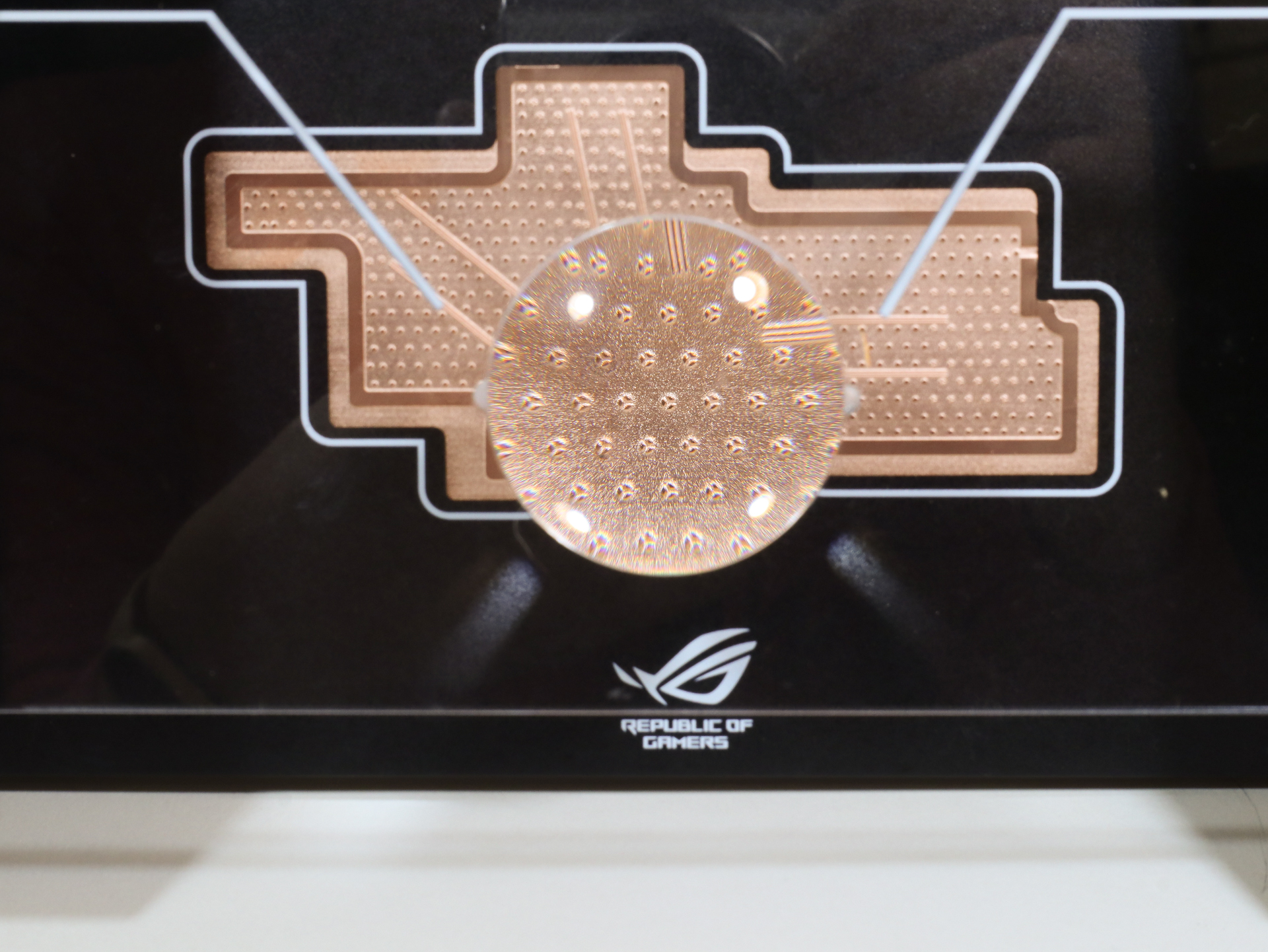 ベイパーチャンバー上の突起部(ウィック)の形状を従来の丸型からY字型に改良することで放熱性能が最大2.1倍向上したという