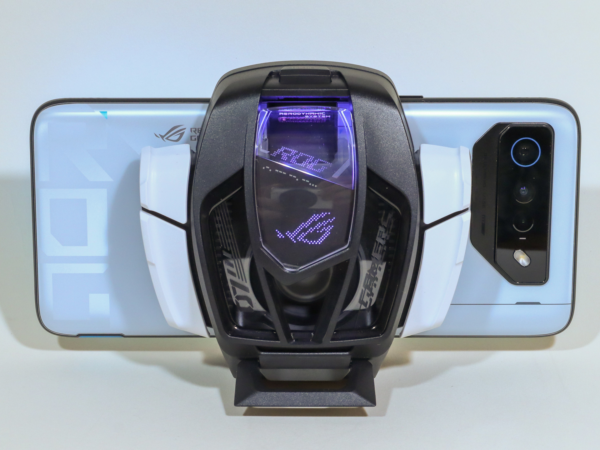 装着した状態。背面部は四隅がそれぞれ物理ボタンとなっている