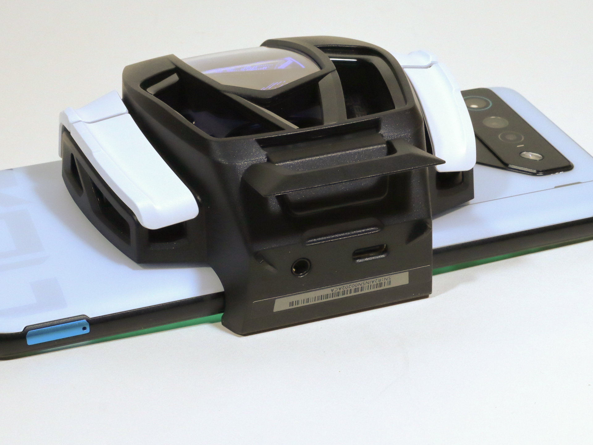 底面部。シンプルなキックスタンドを備えるほか、給電用のUSB Type-C端子とイヤフォンジャックを備える