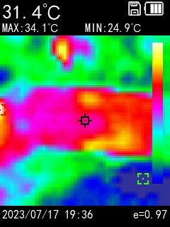 サーマルイメージャーで撮影した「ROG Phone 7 Ultimate」に「AeroActive Cooler 7」を装着した状態をそのまま撮影しても何が写っているのかよく分からなかったので、一時的に「AeroActive Cooler 7」を外した状態の背面をチェック