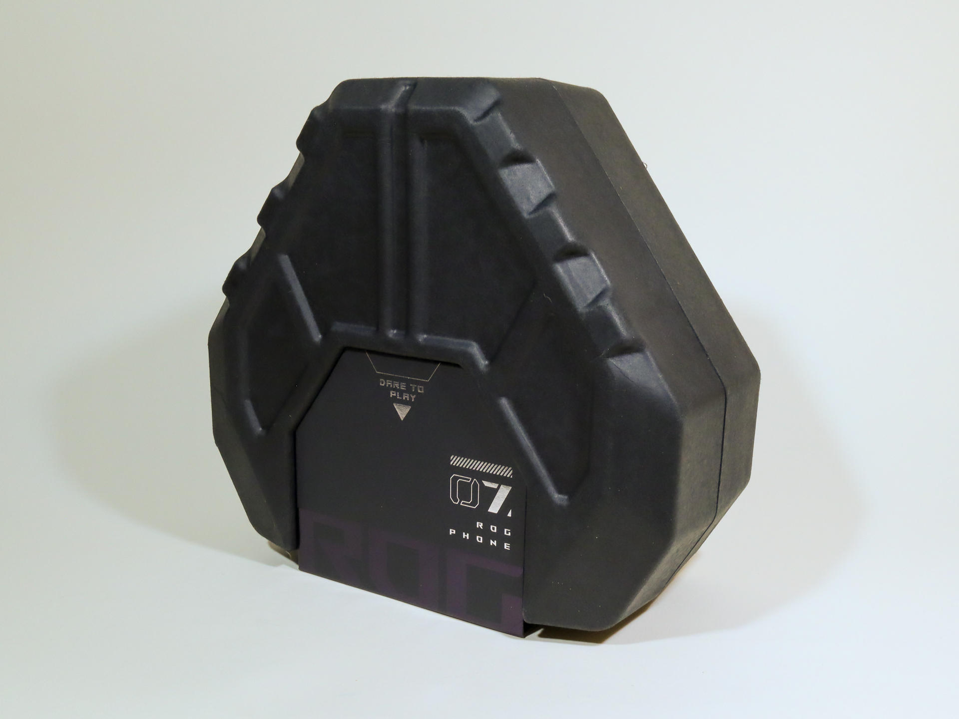 「ROG Phone 7 Ultimate」のケースは今回もユニークな形状だが、なんとこちら100%リサイクル可能なバイオマス素材なのだ！