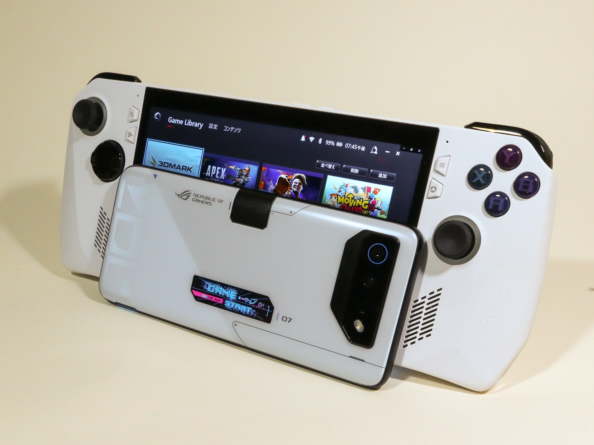 筆者個人所有のゲーミングUMPC「ROG Ally」と「ROG Phone 7 Ultimate」を並べてみたところ。デザインのテイストは2製品とも近い物を感じる