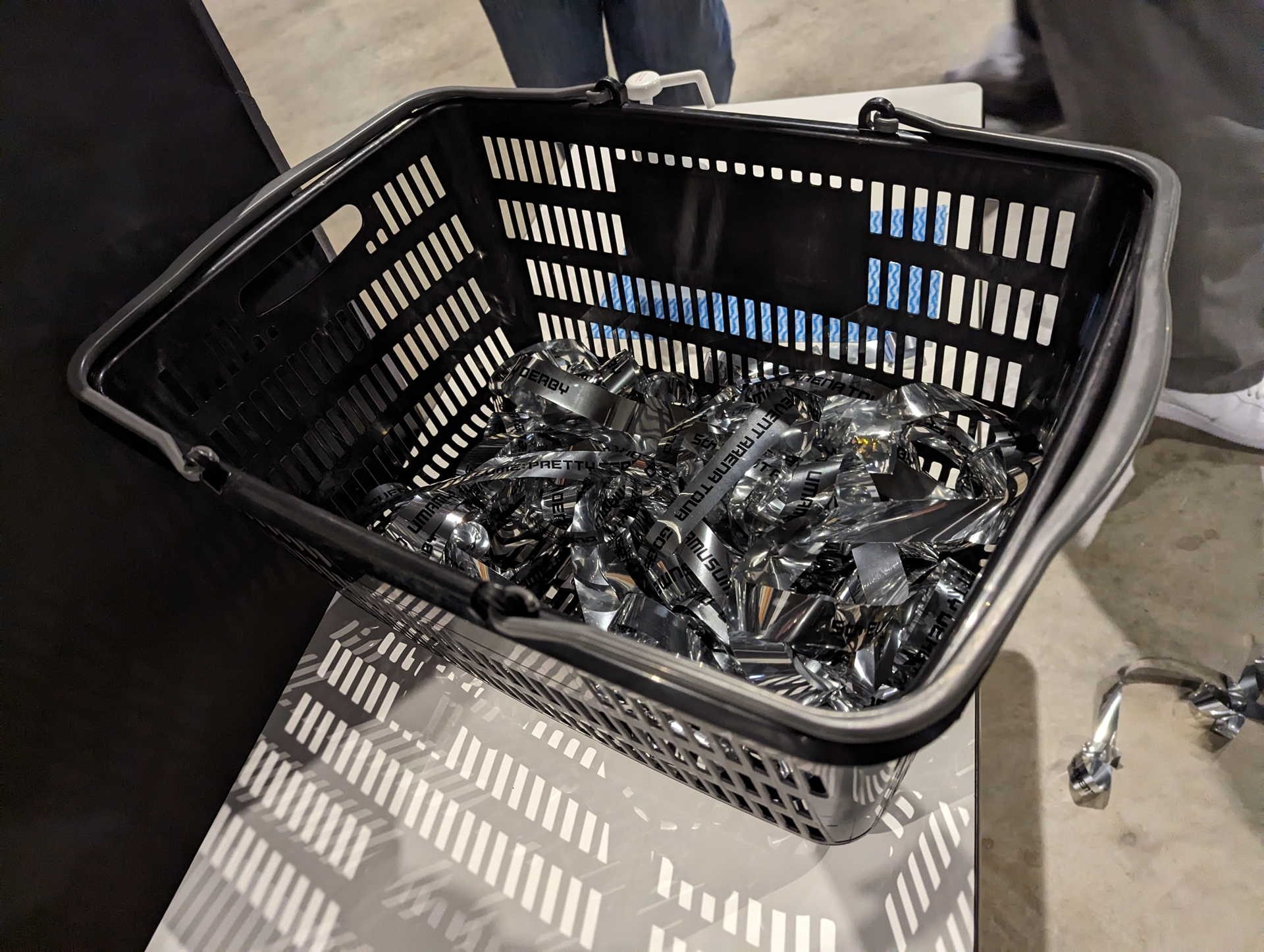 帰りの会場には先ほど発射されたテープがかごに入れて置かれており、自由にお持ち帰れるようになっていた