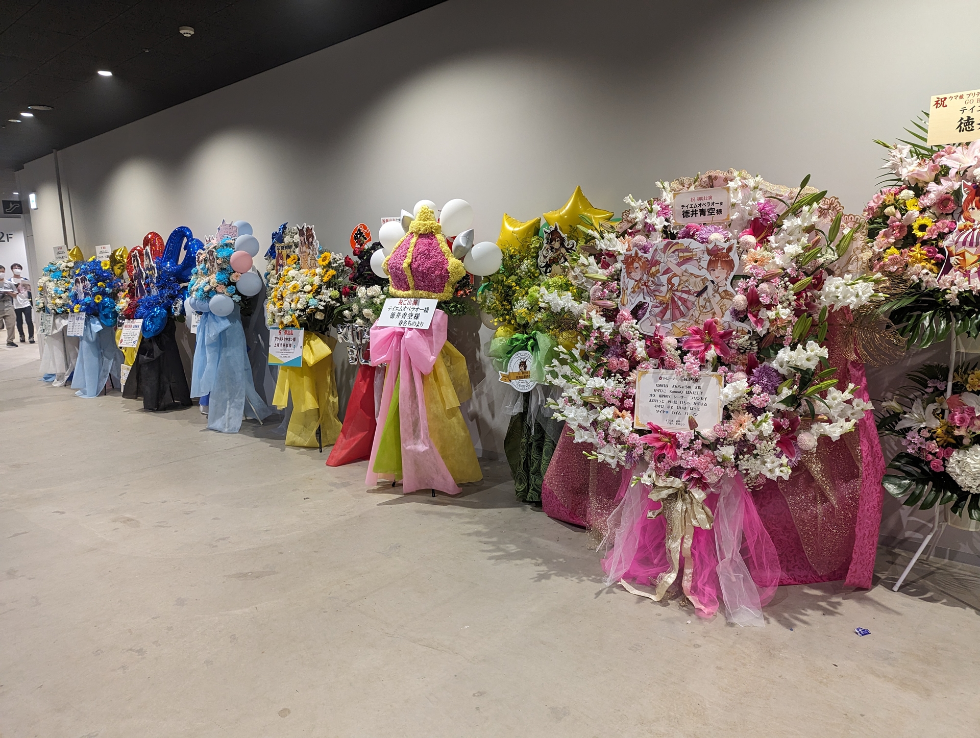 会場には全国各地のトレーナーから送られた花が飾られていた