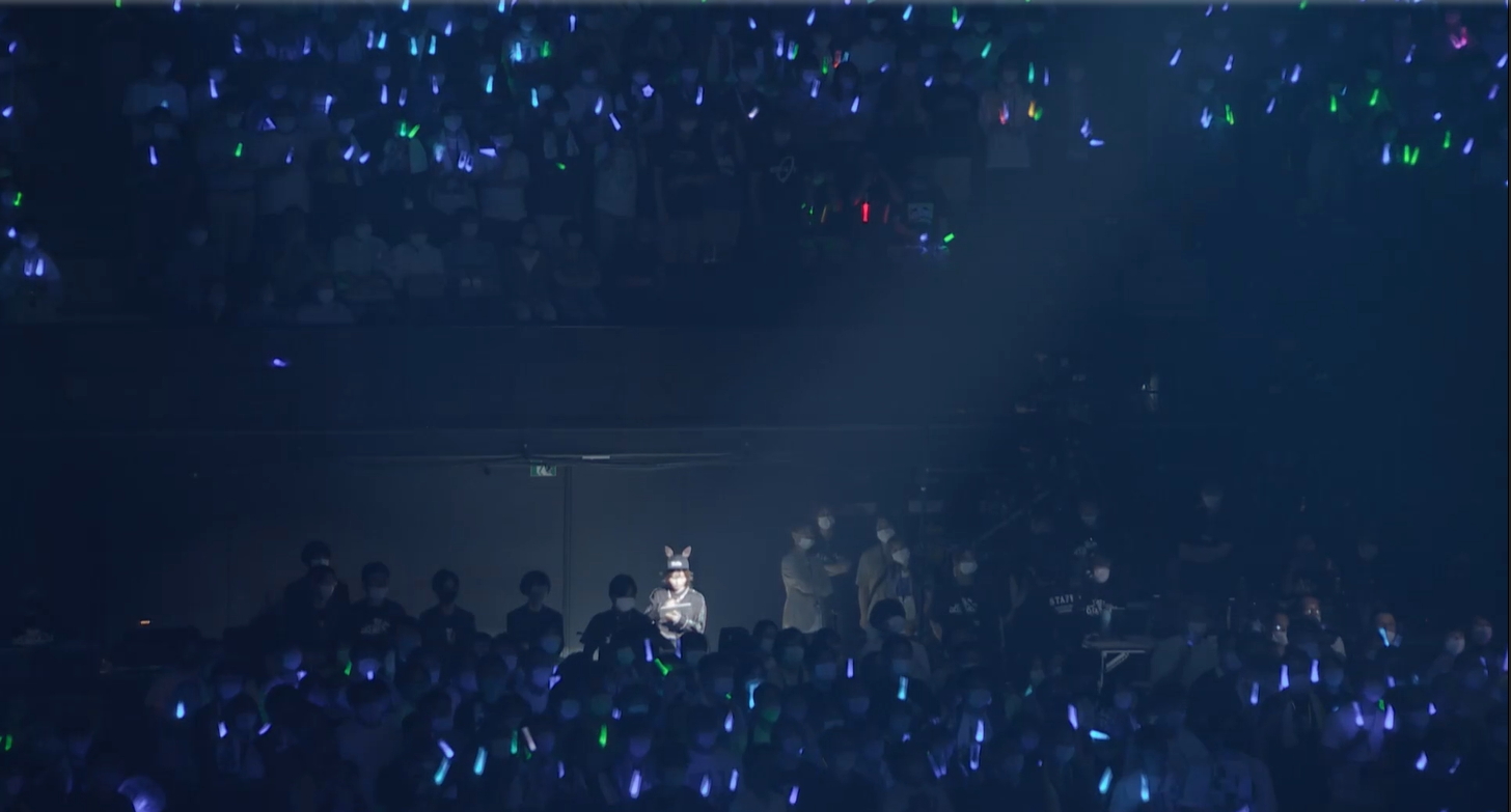 ダンスの合間にはちゃんと観客席からホワイトボードの指示が出る辺りも忠実に再現！