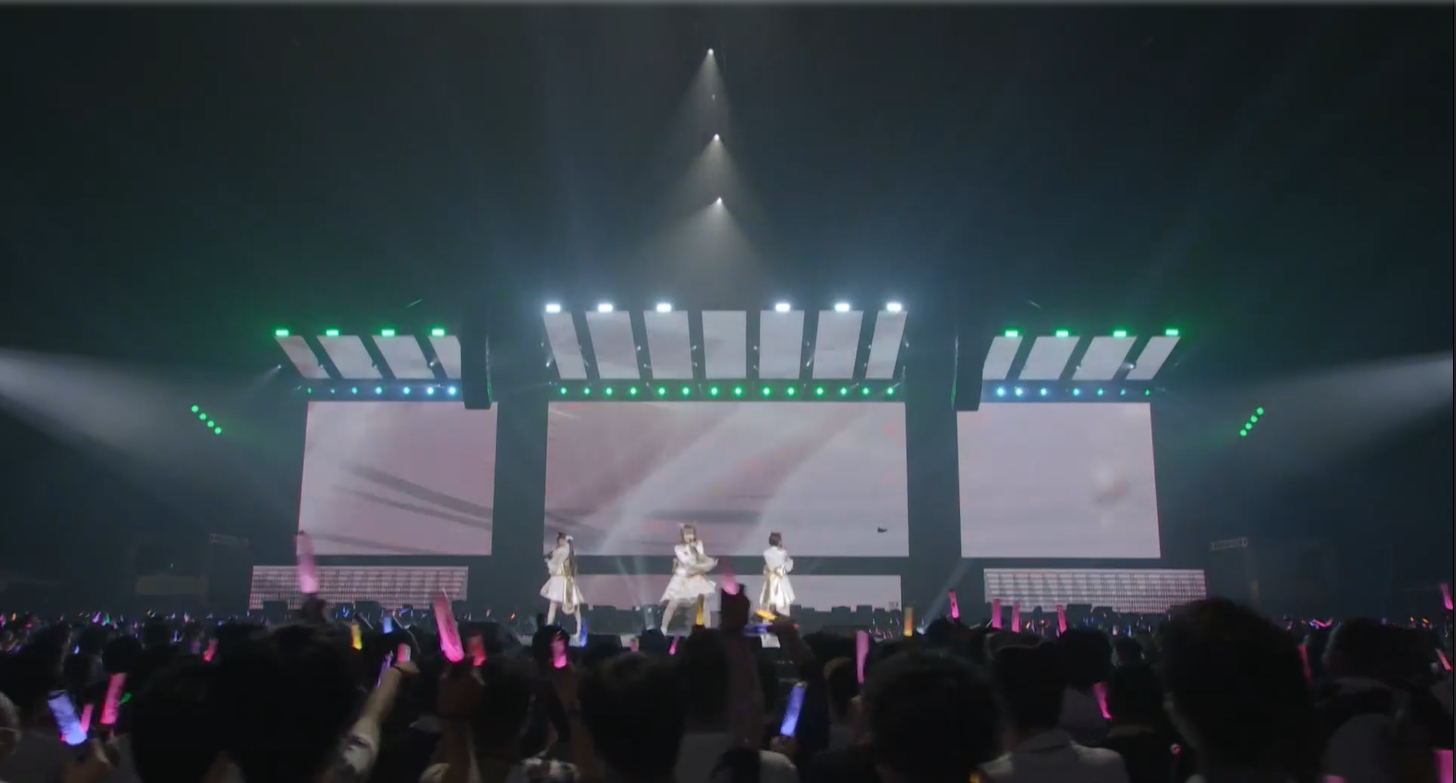 3人の右上空にドローンが浮いているのが分かる