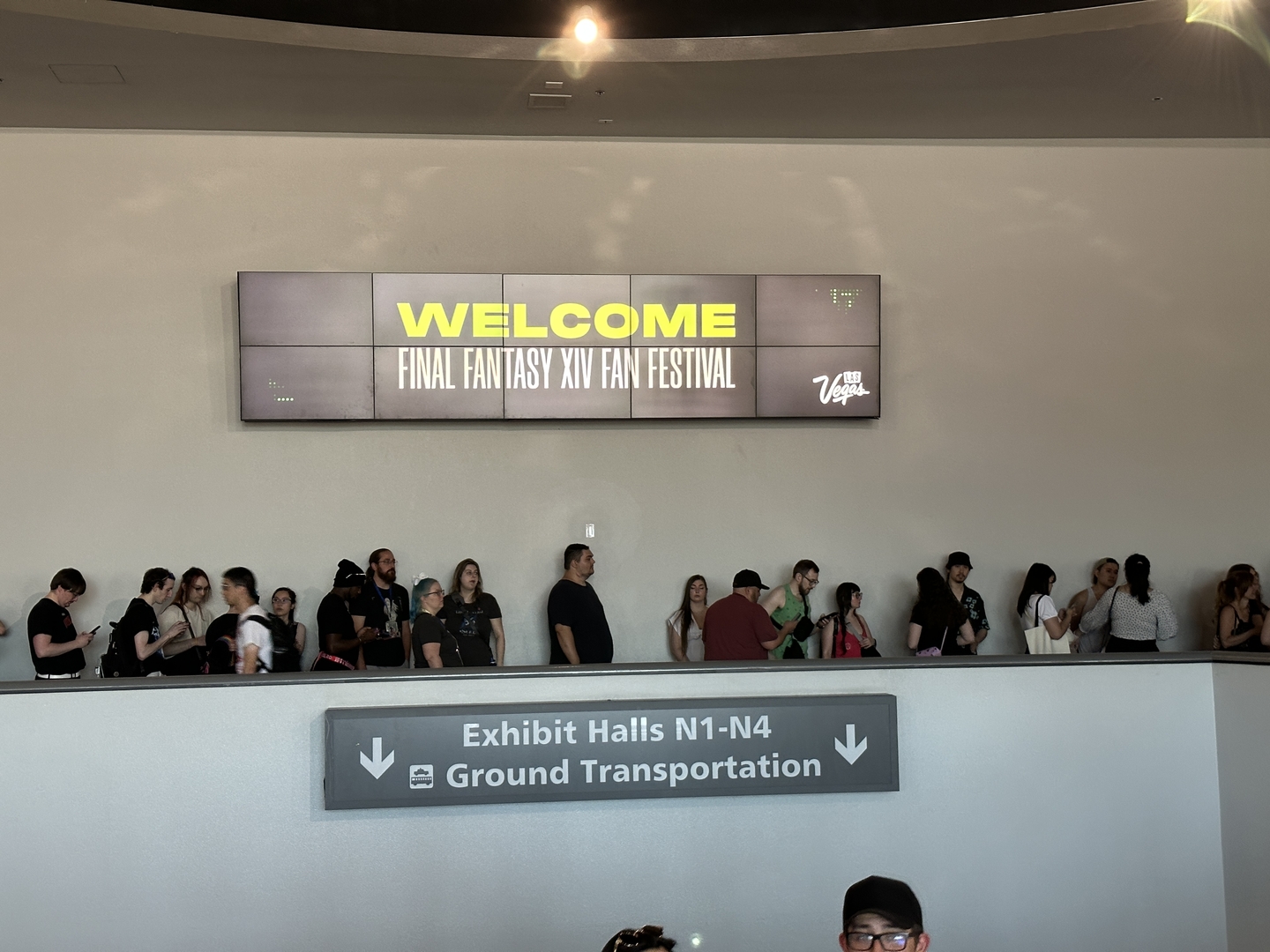 受付を待つ行列