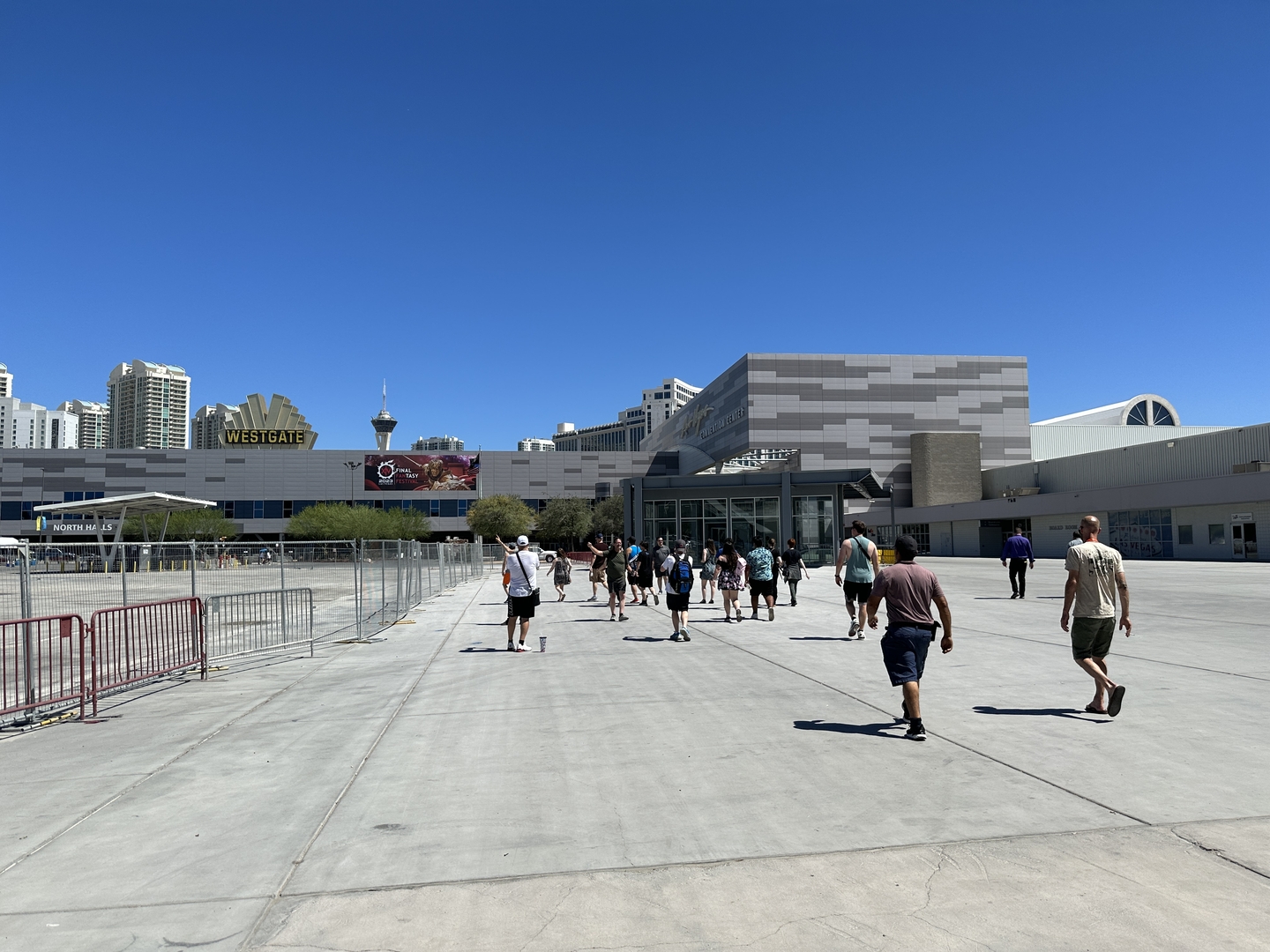 スカッと晴れ上がった空。午前中から夜までずっと暑い