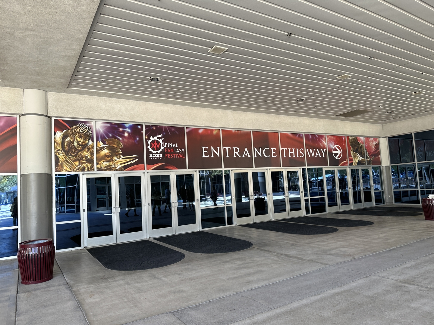 会場のあちこちにある看板や掲示には、いろいろなジョブになった黄金の光の戦士が使われていた