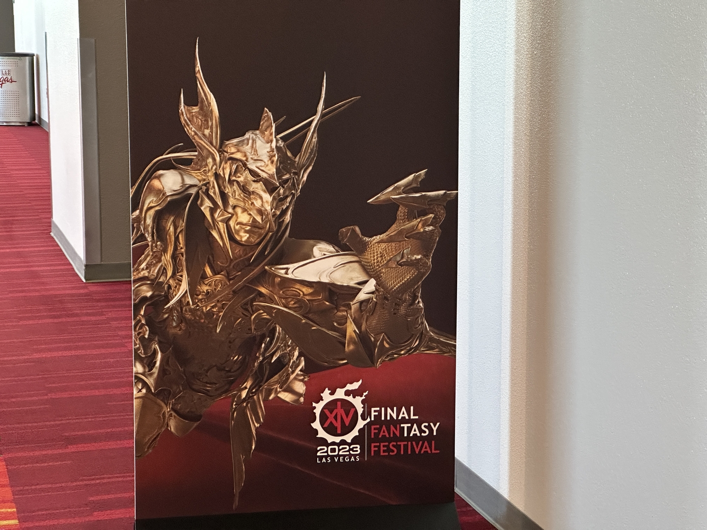 会場のあちこちにある看板や掲示には、いろいろなジョブになった黄金の光の戦士が使われていた