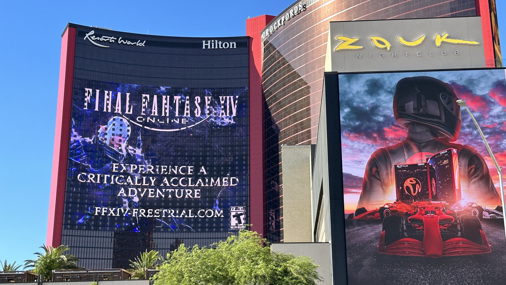 ホテルの壁面を使った巨大広告