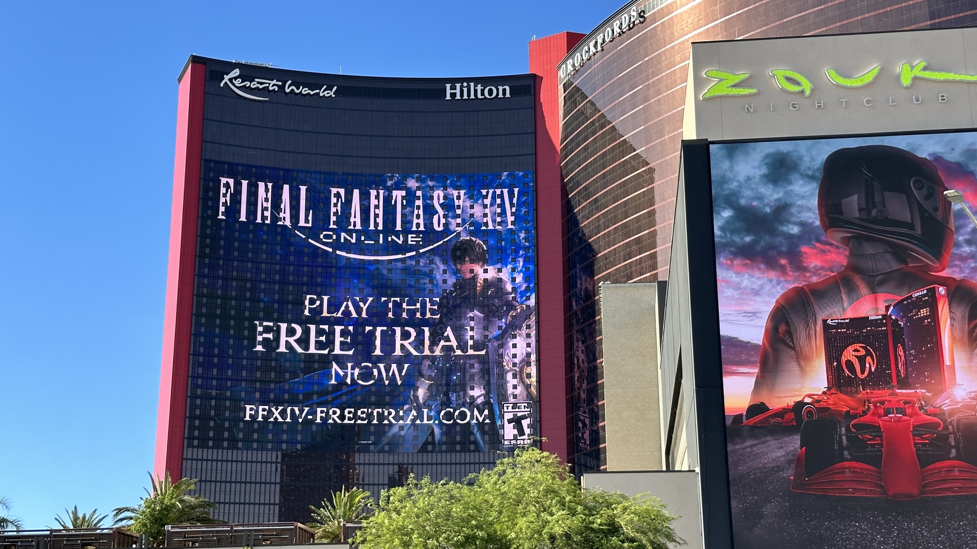 ホテルの壁面を使った巨大広告