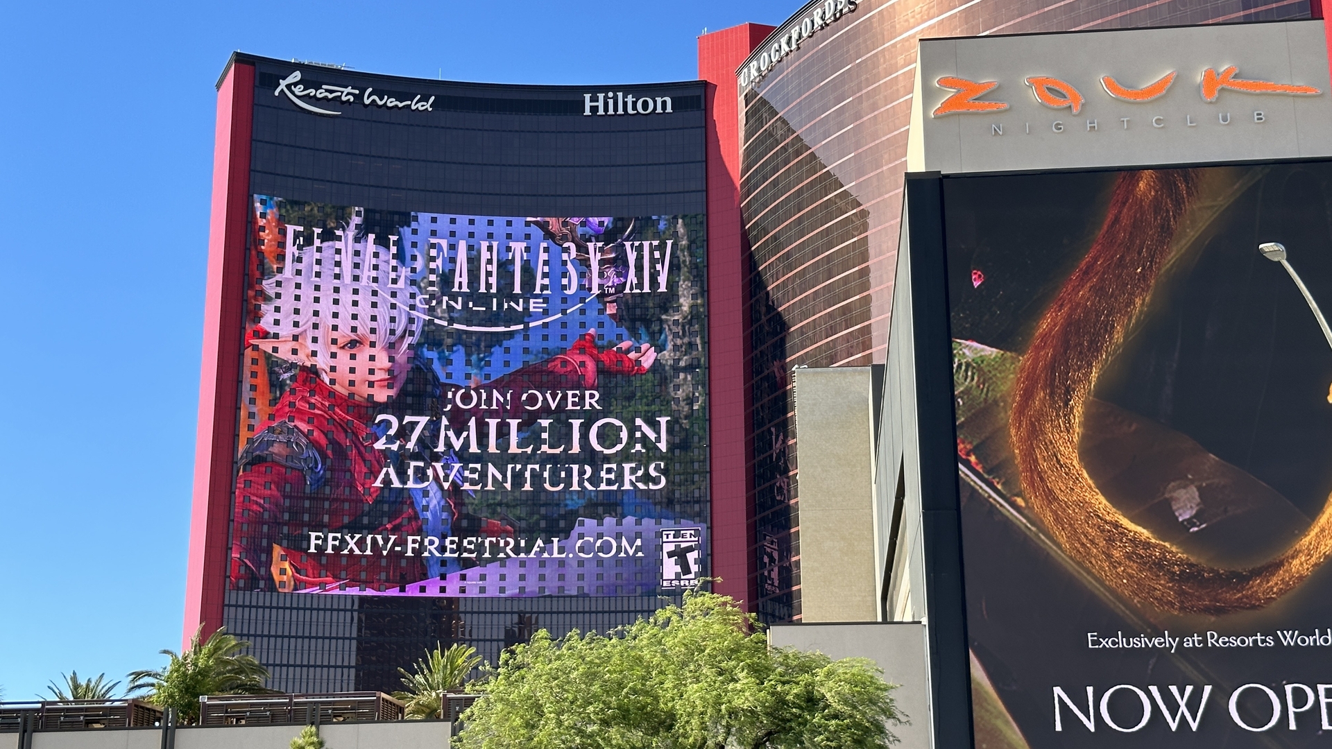 ホテルの壁面を使った巨大広告