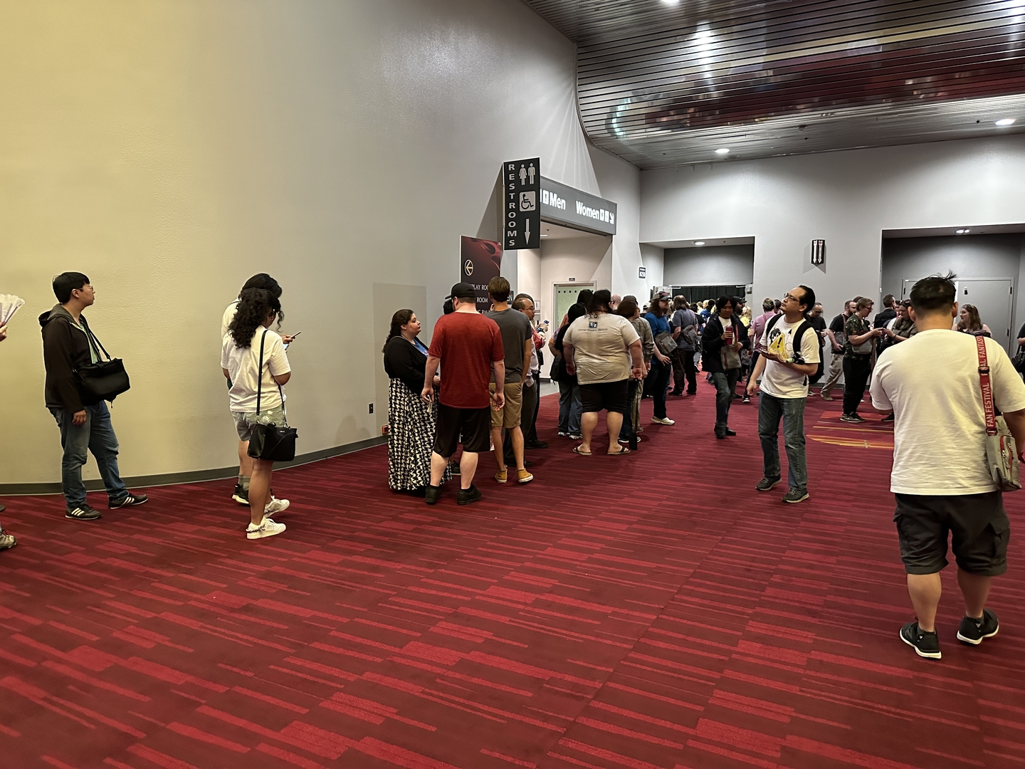 事前受付で込み合うホール