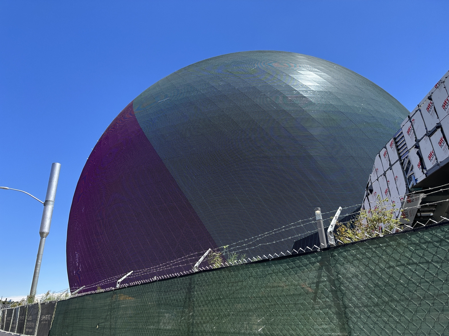 MSG Sphereを近くで見ると、まだ周辺は建設中だった