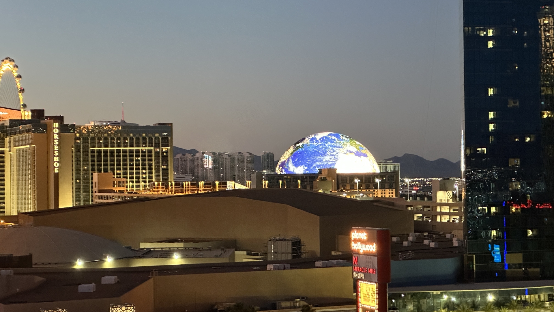 筆者のホテルからちょうど窓の向こうによく見えた