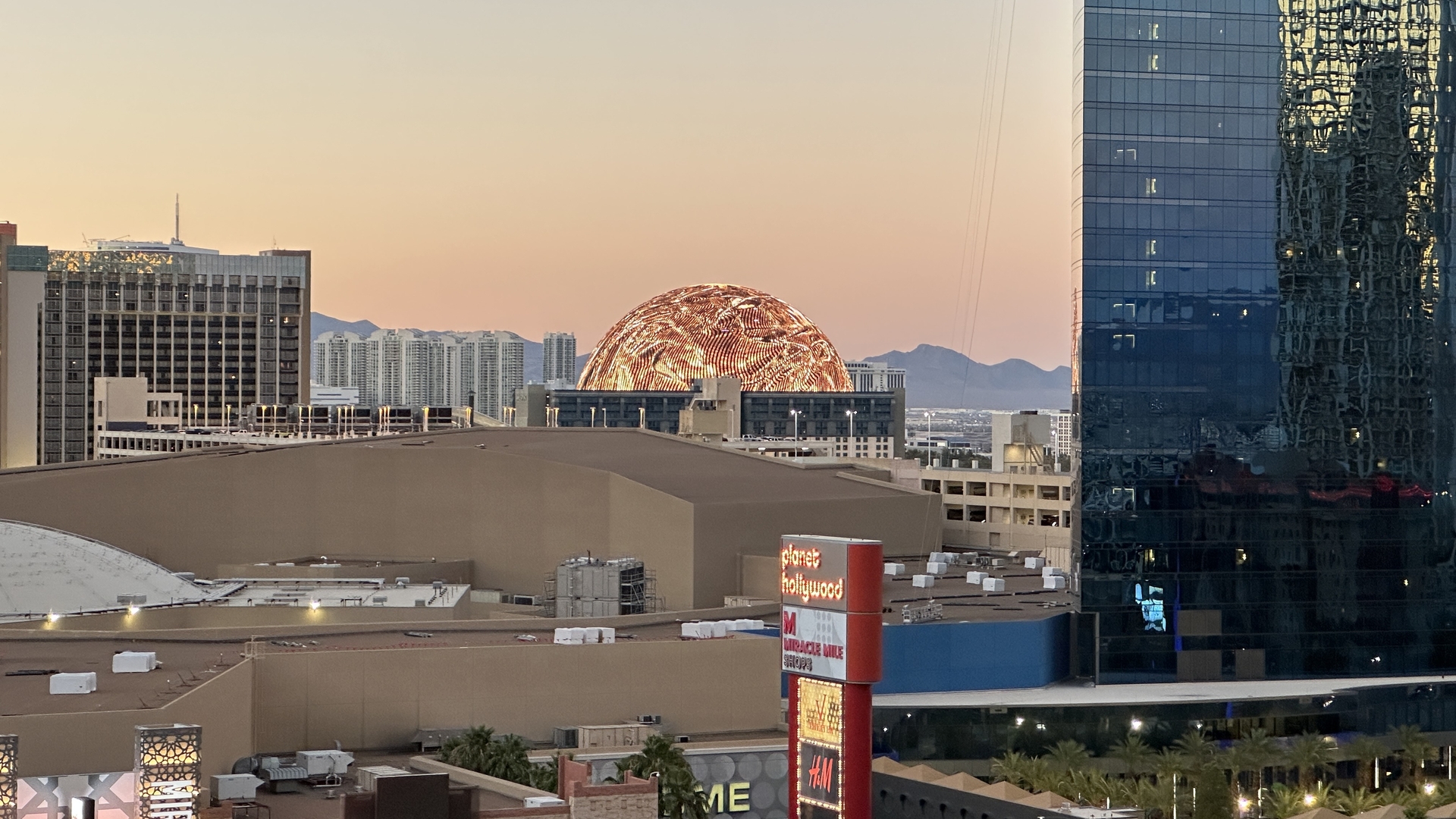 筆者のホテルからちょうど窓の向こうによく見えた