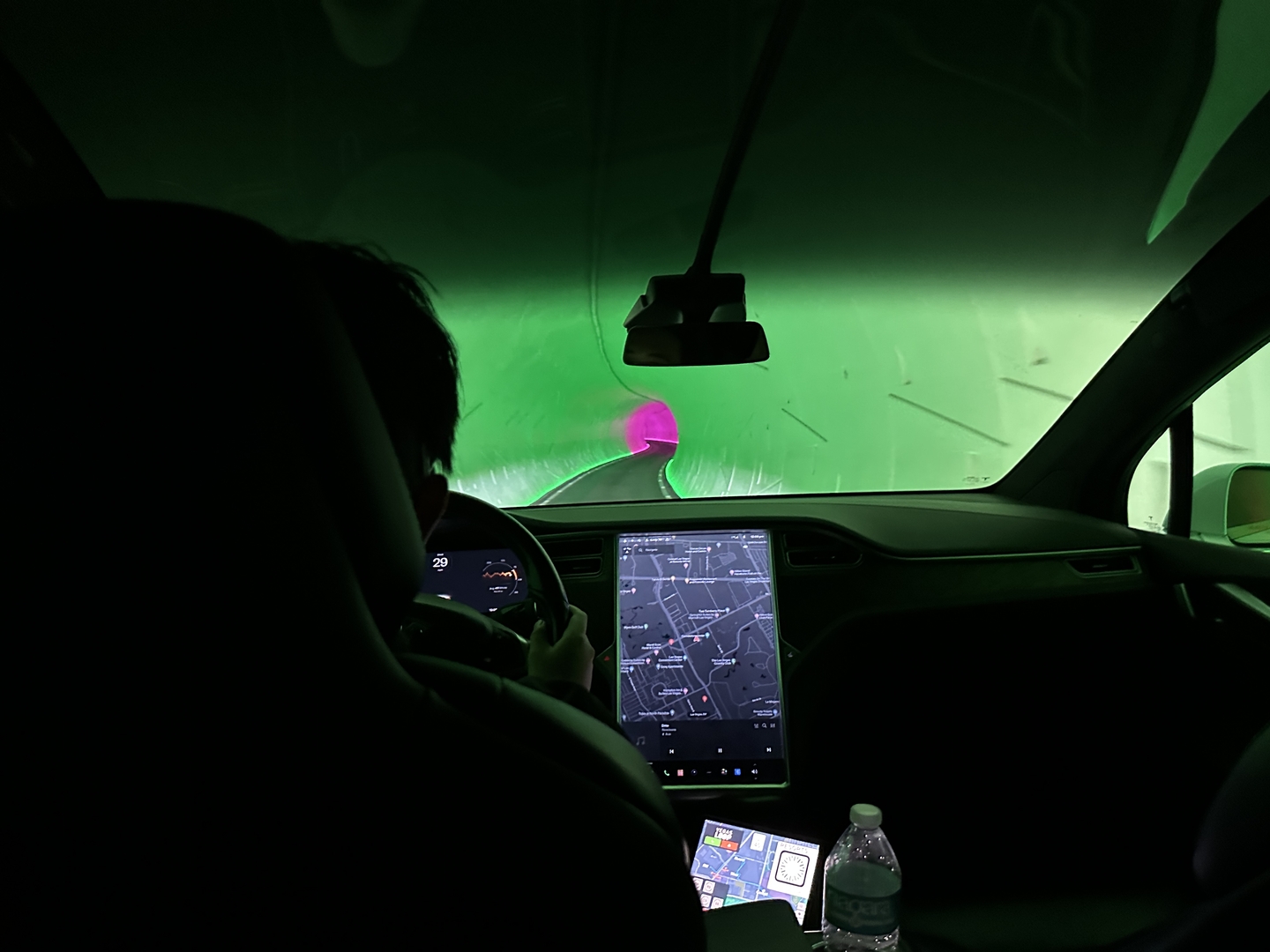 トンネルは車1台がギリギリ通れる大きさ