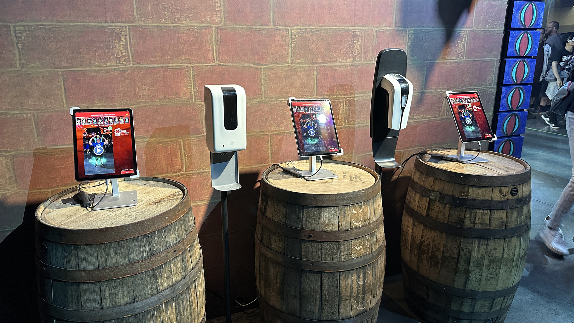 撮影した動画は横にあるタブレットで入手できる