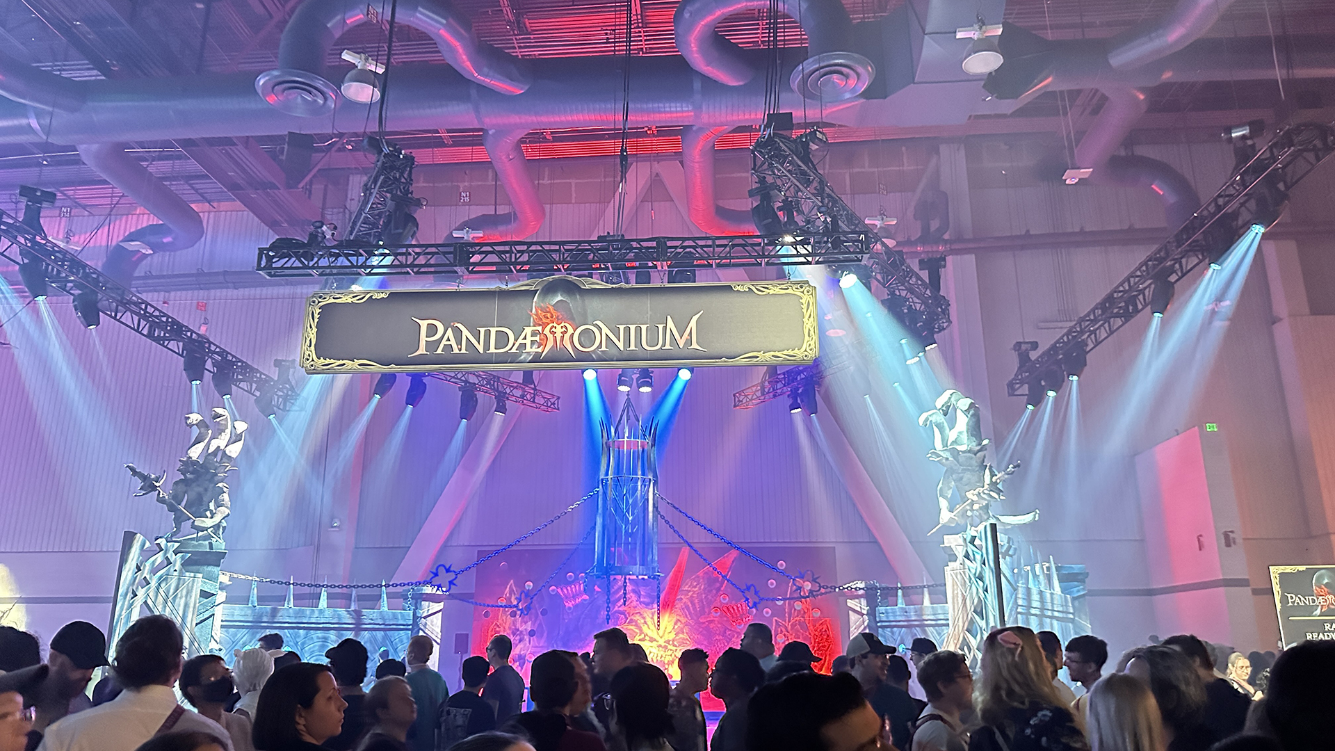 激しく動くライトとLEDの床が派手派手