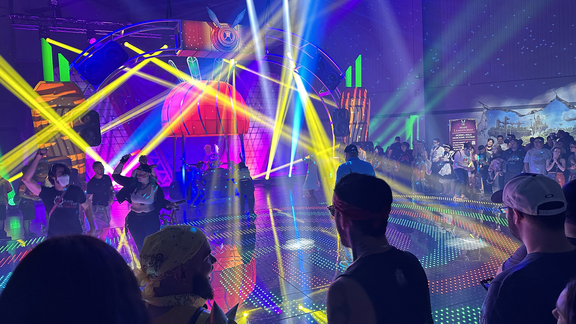 激しく動くライトとLEDの床が派手派手