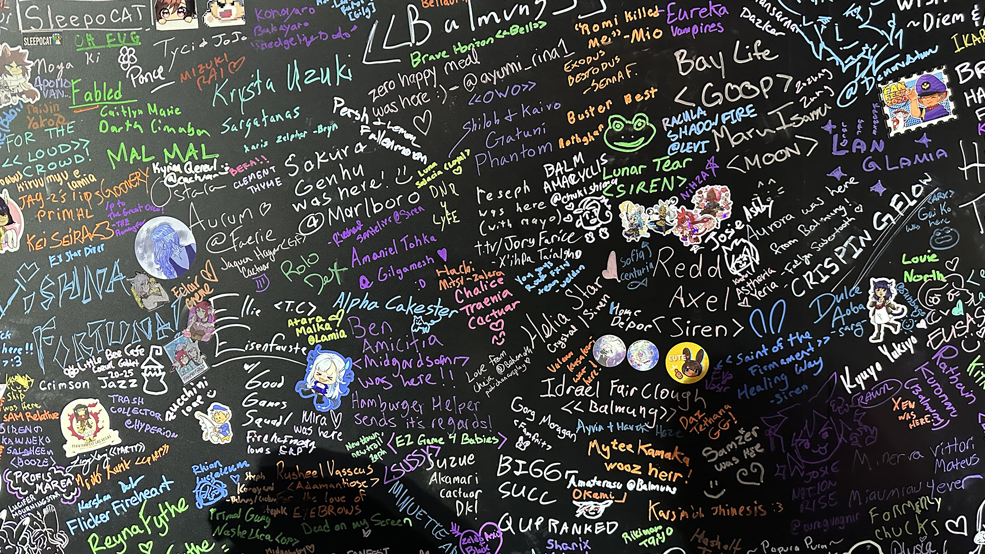 メッセージとともに自作ステッカーがたくさん貼ってある