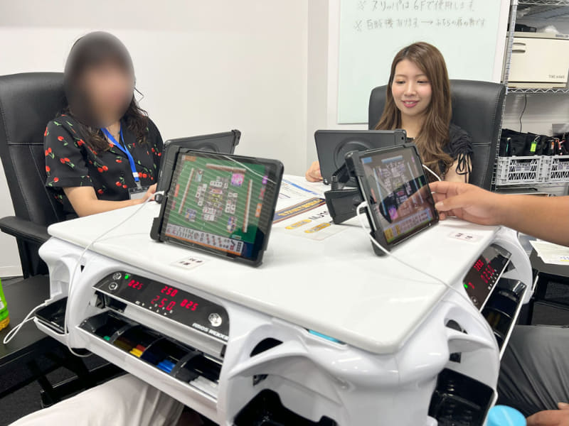 最新の全自動麻雀卓の上で、iPadを並べ「MJ」をプレイするという斬新なスタイル