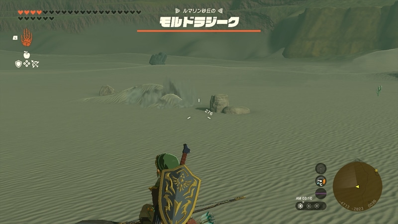 砂の中を移動するモルドラジーク。こちらを追いかけてきて攻撃してくる