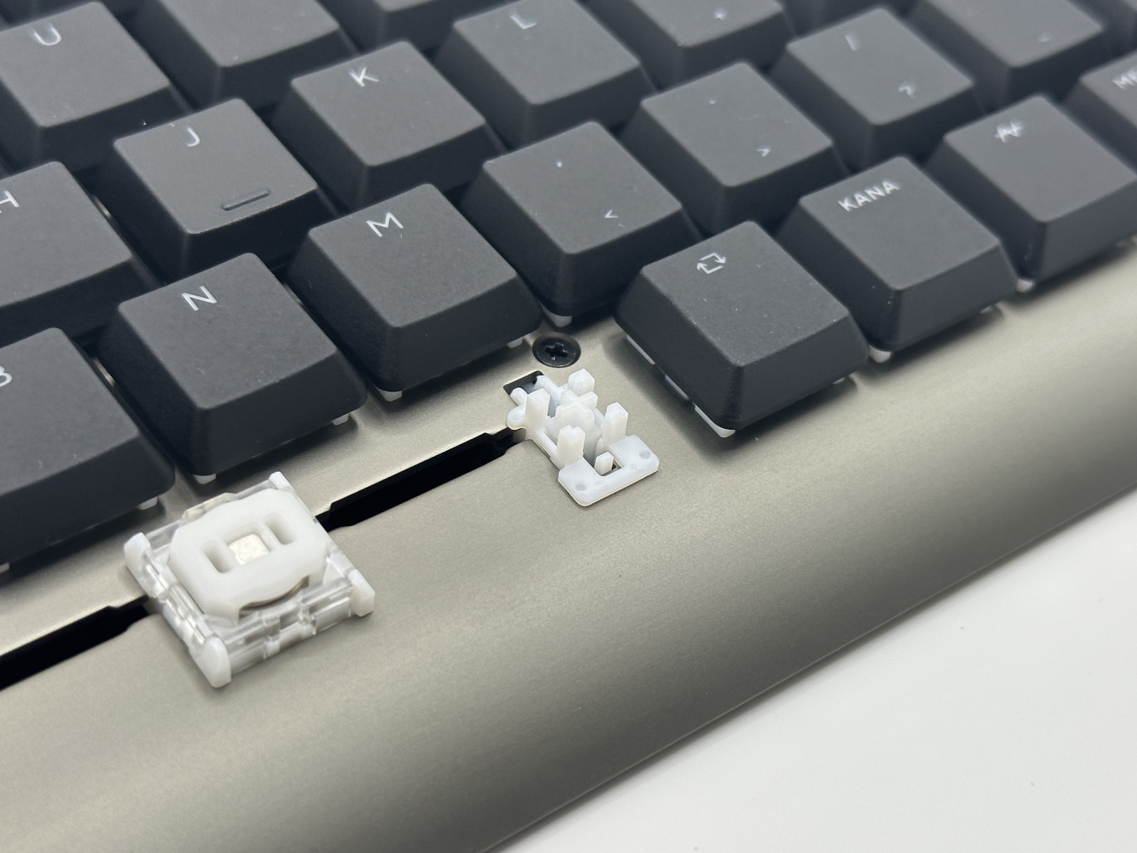 スタビライザー部分には、キーキャップが嵌る十字部分のまわりにガイドができた
