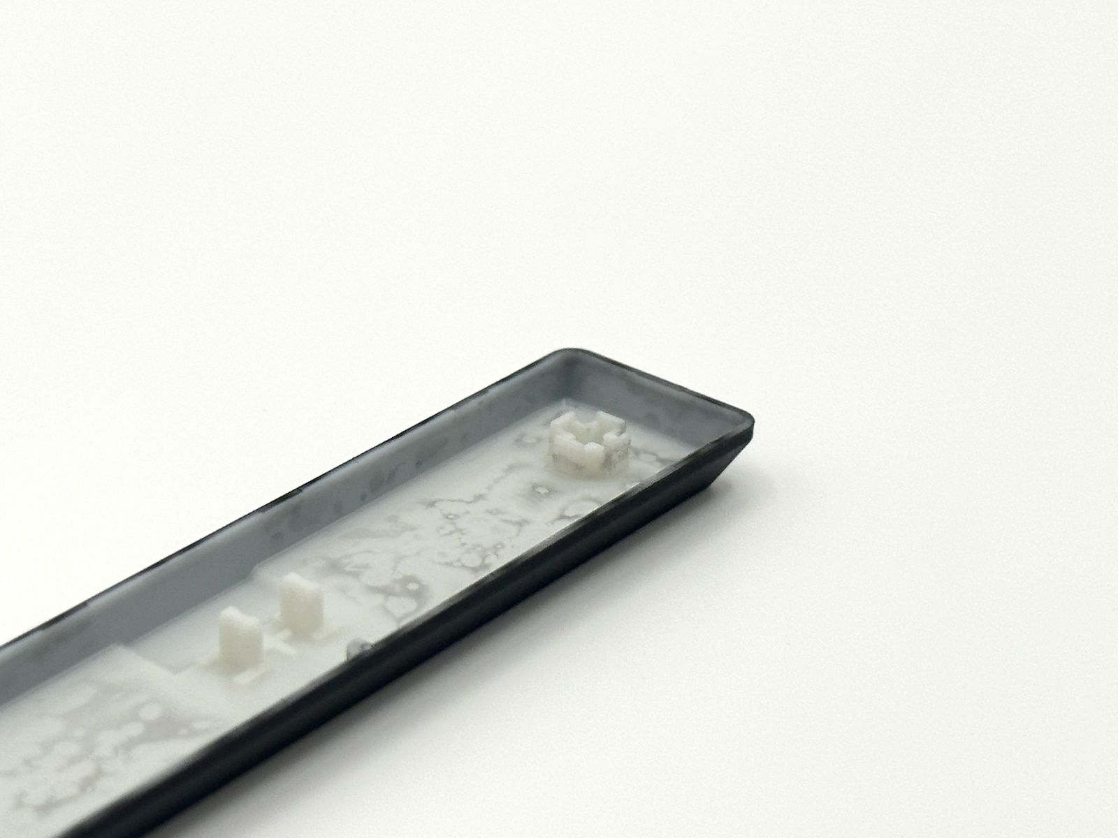 キーキャップの受け皿には突起のようなものができ、スタビライザーとの接地面積が増えている