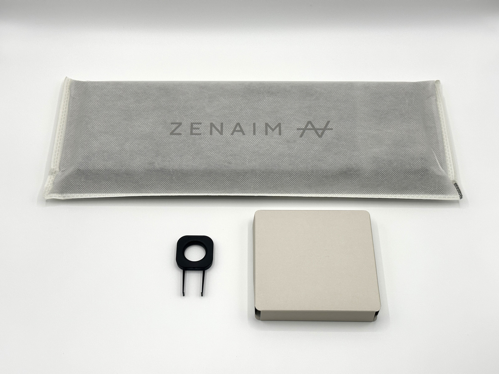 内容物はキーボード本体とキーキャップを外すためのキープラー、USBケーブルと説明書を収めた箱と、こちらも変わりない