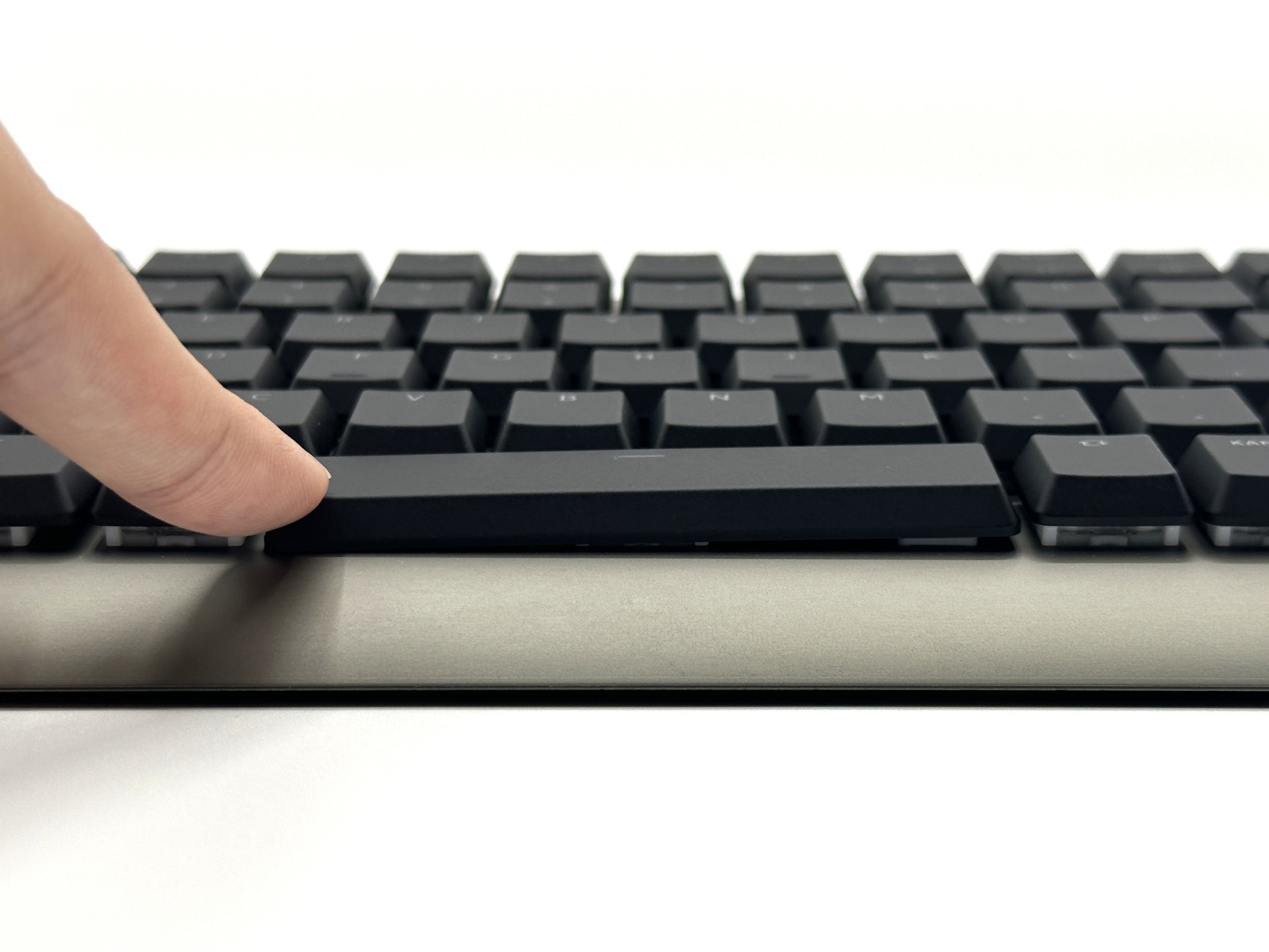 改善前は一方を押すと、もう一方がうまく沈み込まなかった