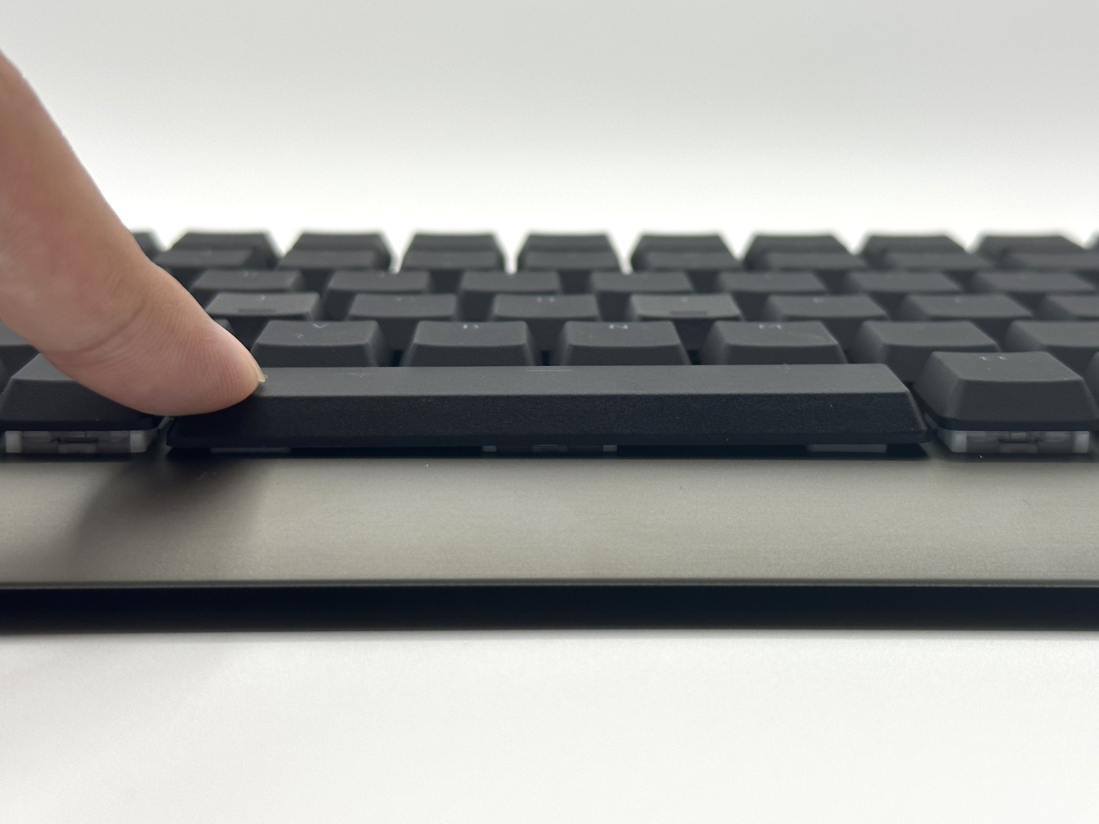 改善後はキーキャップ全体がうまく沈み込むようになった