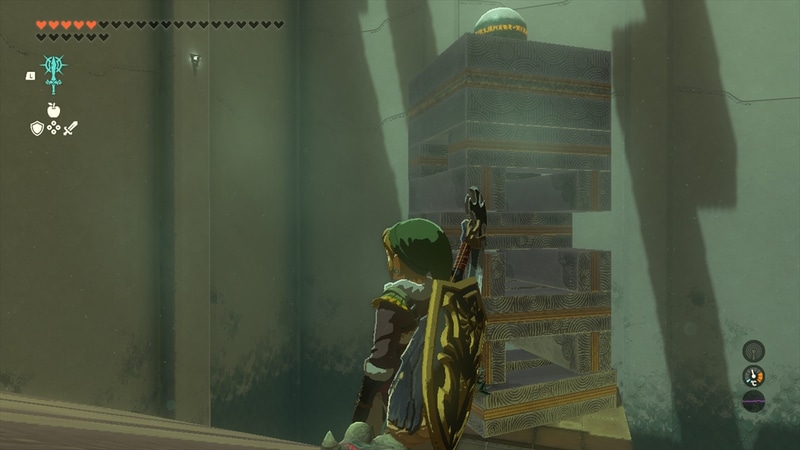 巨大なジェンガのように積まれた石。一番上に置かれた鉄球をこちらに持ってくることでクリアできる